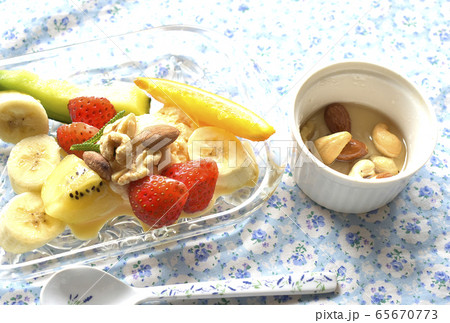 手作りアイスクリームのフルーツ添え 65670773