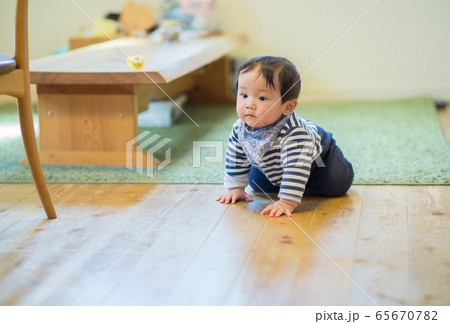 赤ちゃんと部屋　ハイハイの頃 65670782