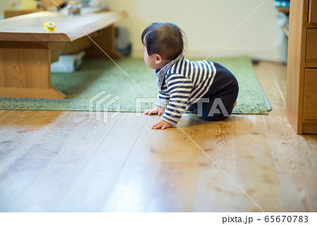 赤ちゃんと部屋　ハイハイの頃 65670783