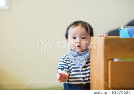 赤ちゃんと部屋 つかまり立ち 赤ちゃんと部屋 つかまり立ち 65670920