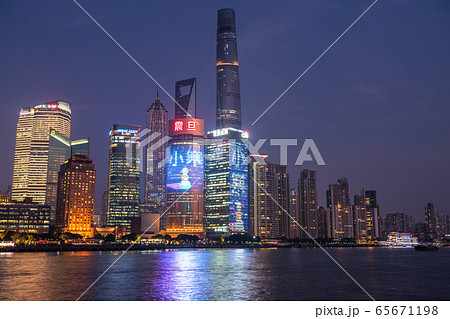 《上海》外灘の夜景・陸家嘴（りくかし）の摩天楼 65671198