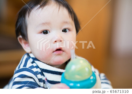 水分を摂る乳児 65671310
