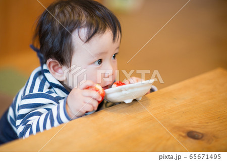 おやつを食べる乳児 65671495