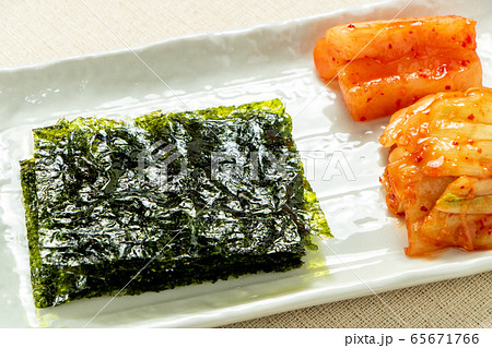 韓国風おつまみ三種盛り合わせ 韓国海苔 カクテキ 大根キムチ 白菜キムチ の写真素材