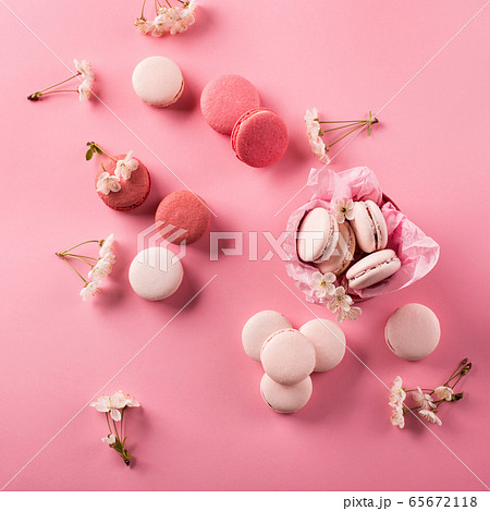 Roze macaroons in gift box and Cherry blossoms Roze macaroons in gift box and Cherry blossoms 65672118