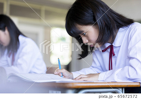 勉強　授業風景　中高生 65672572