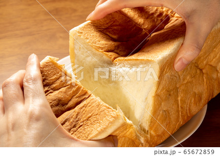 角型食パンを手で割る。 角型食パンを手で割る。 65672859