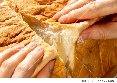 角型食パンを手で割る。 角型食パンを手で割る。 65672860