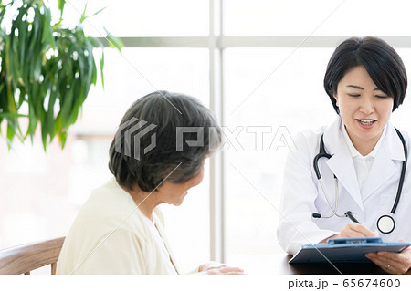 医師　女性　ミドル 65674600