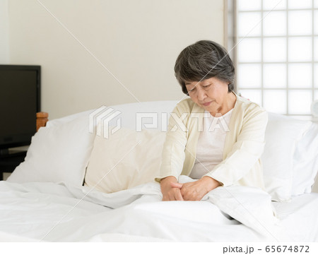 女性 高齢者 ネガティブ 女性 高齢者 ネガティブ 65674872