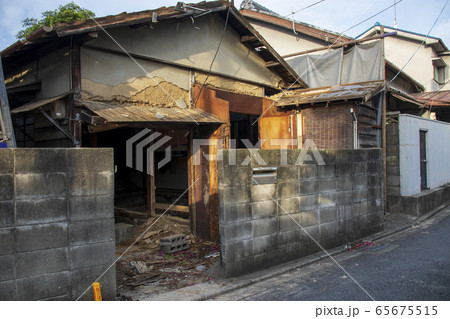 解体中の古い木造の家屋 解体中の古い木造の家屋 65675515