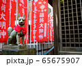 稲荷神社の狐と幟 65675907