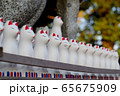 神社に並べられた狐の置物 65675909