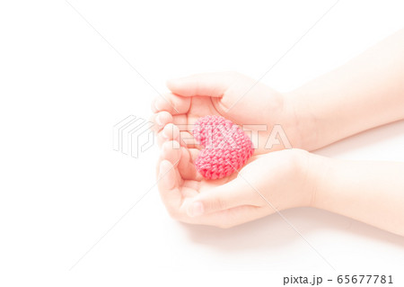 手とハート 65677781
