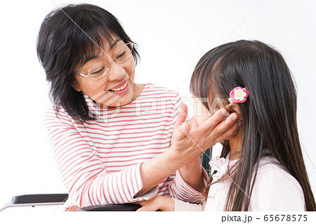 車椅子に乗るおばあちゃんと女の子 車椅子に乗るおばあちゃんと女の子 65678575