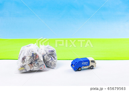 ゴミ収集車　ゴミ袋　ゴミ収集イメージ 65679563