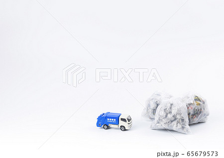 ゴミ収集車　ゴミ袋　ゴミ収集イメージ 65679573