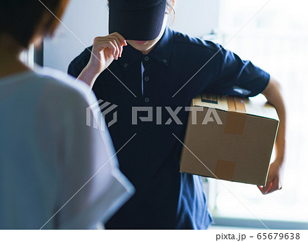 配達　デリバリー　受取　受領　小包　配達員　女性　人物　日本人　ネット通販 65679638