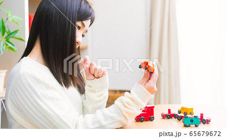 木製玩具を見て考える女性　コピースペース　16:9 65679672