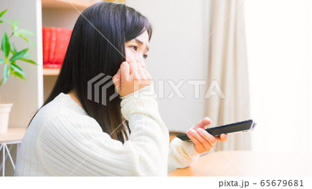 テレビを見る女性　感情　コピースペース　16:9 65679681
