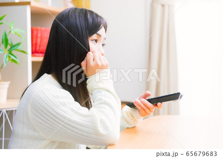 テレビを見る女性 つまらない コピースペース テレビを見る女性 つまらない コピースペース 65679683