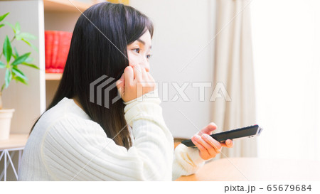 テレビを見る女性 つまらない コピースペース 16:9 テレビを見る女性 つまらない コピースペース 16:9 65679684
