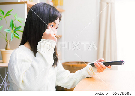 テレビを見る女性 応援 コピースペース テレビを見る女性 応援 コピースペース 65679686
