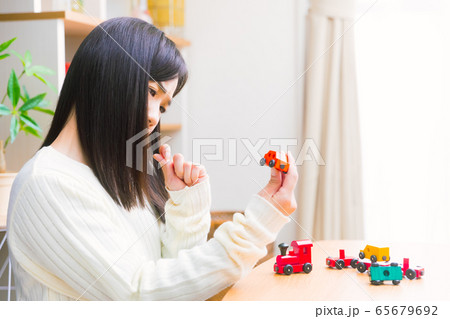 木製玩具を見て悩む女性 コピースペース 木製玩具を見て悩む女性 コピースペース 65679692