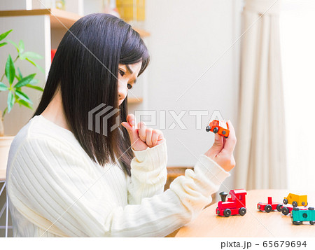 木製玩具を見て悩む女性 コピースペース 4:3 木製玩具を見て悩む女性 コピースペース 4:3 65679694