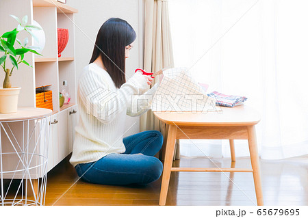 布を裁断する女性 コピースペース 布を裁断する女性 コピースペース 65679695