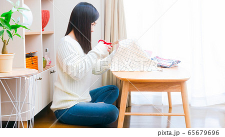 布を裁断する女性 コピースペース 16:9 布を裁断する女性 コピースペース 16:9 65679696