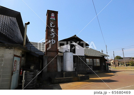 新潟　長岡　摂田屋の風景　醤油蔵のレンガ煙突 65680469