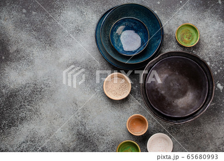 Empty plates and bowls 65680993