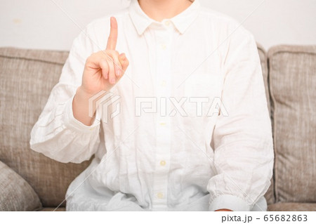 ポイントを指し示す女性 65682863