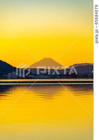 諏訪湖から見る朝焼けと富士山　【長野県】 65684079