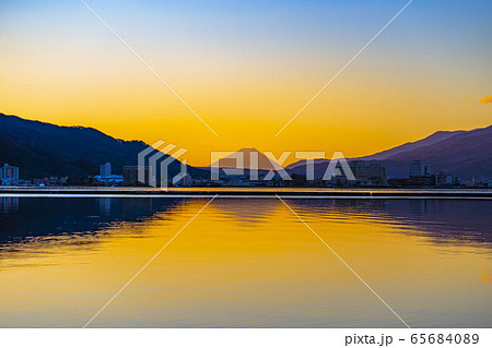 諏訪湖から見る朝焼けと富士山　【長野県】 65684089