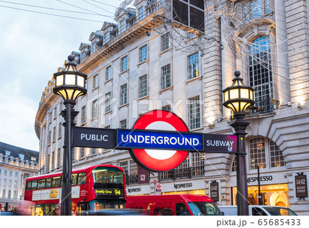 ロンドン　地下鉄案内板　ピカデリー・サーカス駅 65685433