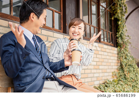 笑ってふざけるお調子者の楽しい女性と男性 65686199