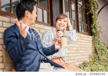 笑ってふざけるお調子者の楽しい女性と男性 65686200