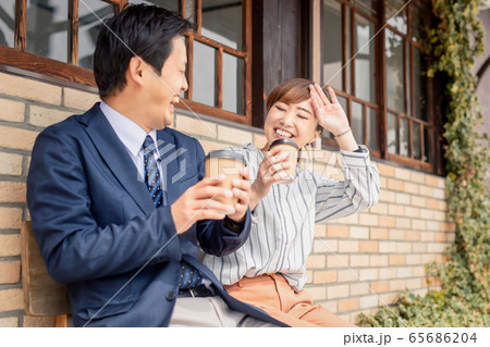 談笑する男女 65686204