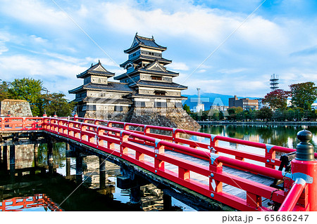 長野県松本市 紅葉時期の松本城 65686247