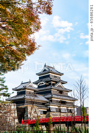 長野県松本市 紅葉時期の松本城 長野県松本市 紅葉時期の松本城 65686261