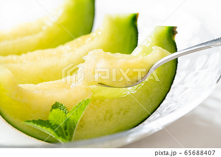 アンデスメロンの果肉をスプーンですくう アンデスメロンの果肉をスプーンですくう 65688407