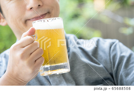 男性　ビール　夏 65688508