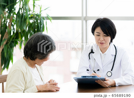 医療 女医 シニア女性 医療 女医 シニア女性 65689190
