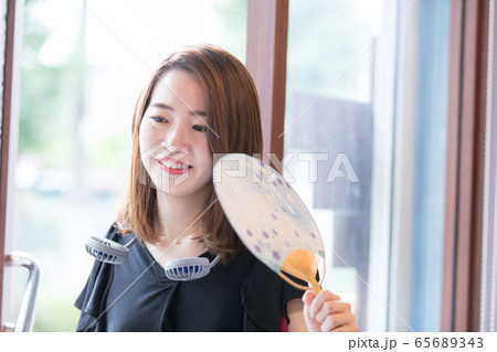 暑がりな女性 65689343