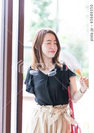 暑がりな女性 暑がりな女性 65689350