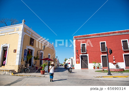 メキシコ カラフルなバジャドリの街角 メキシコ カラフルなバジャドリの街角 65690314