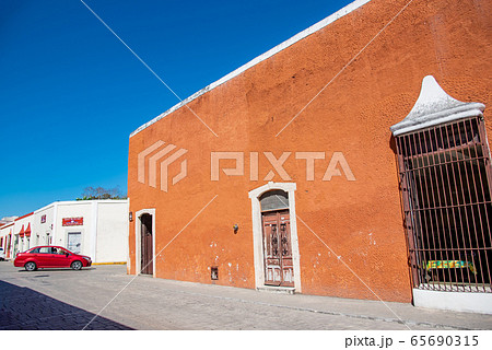 メキシコ　カラフルなバジャドリの街角 65690315