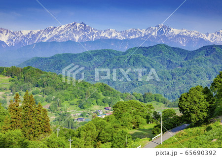 小川村立屋から眺める北アルプス、長野県小川村小川アルプスラインにて 小川村立屋から眺める北アルプス、長野県小川村小川アルプスラインにて 65690392